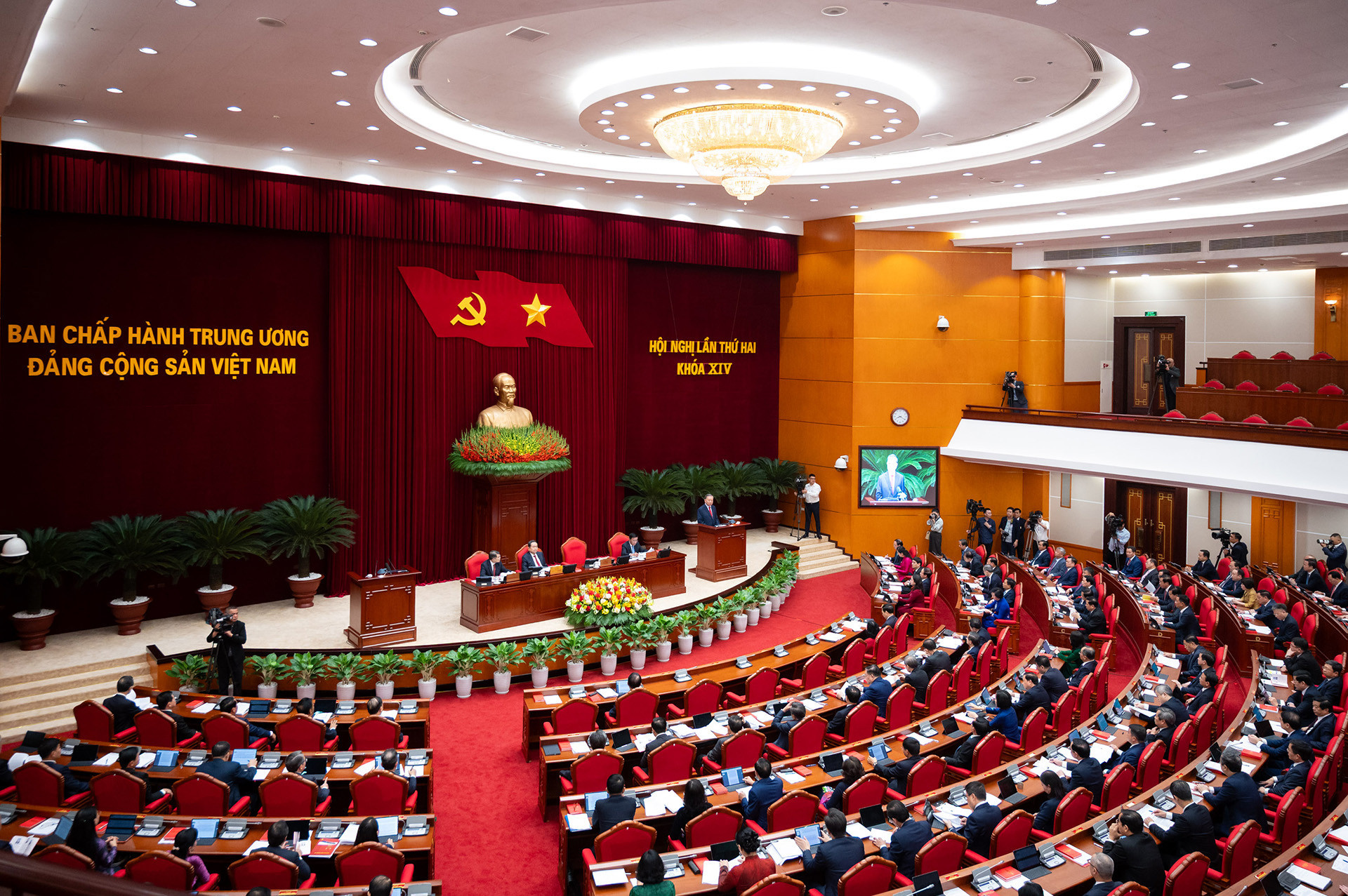 Bộ Chính trị: Tăng cường kỷ luật phát ngôn, văn hóa ứng xử của cán bộ, đảng viên trên không gian mạng